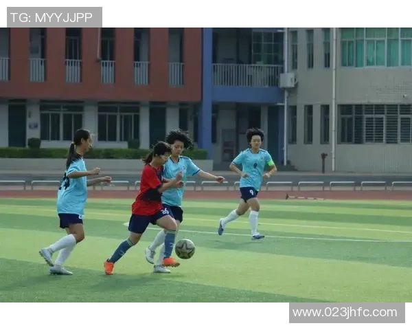 踢足球的孩子们在阳光下尽情挥洒汗水与快乐的画作展现青春活力